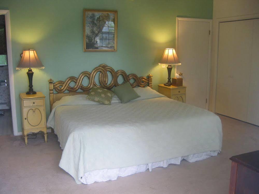 Inn At Charlotte B&B 伯灵顿 外观 照片